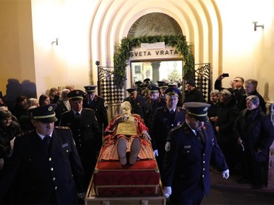 /A/2025/12/[UŽIVO] Povratak relikvija bl Alojzija Stepinca u Zagreb i zatvaranje Jubilejske godineNovi direktorij/251228 Zatvaranje Jubilejske godine - misa u Krašiću (18).jpeg